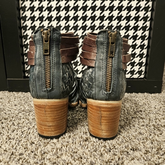 Freebird by Steven - Penny in Blue Multi Size 6 - Picture 2 of 6